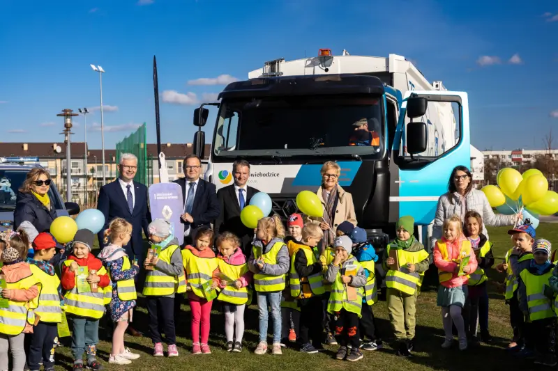 Pierwsza elektryczna śmieciarka pracuje już w Świebodzicach