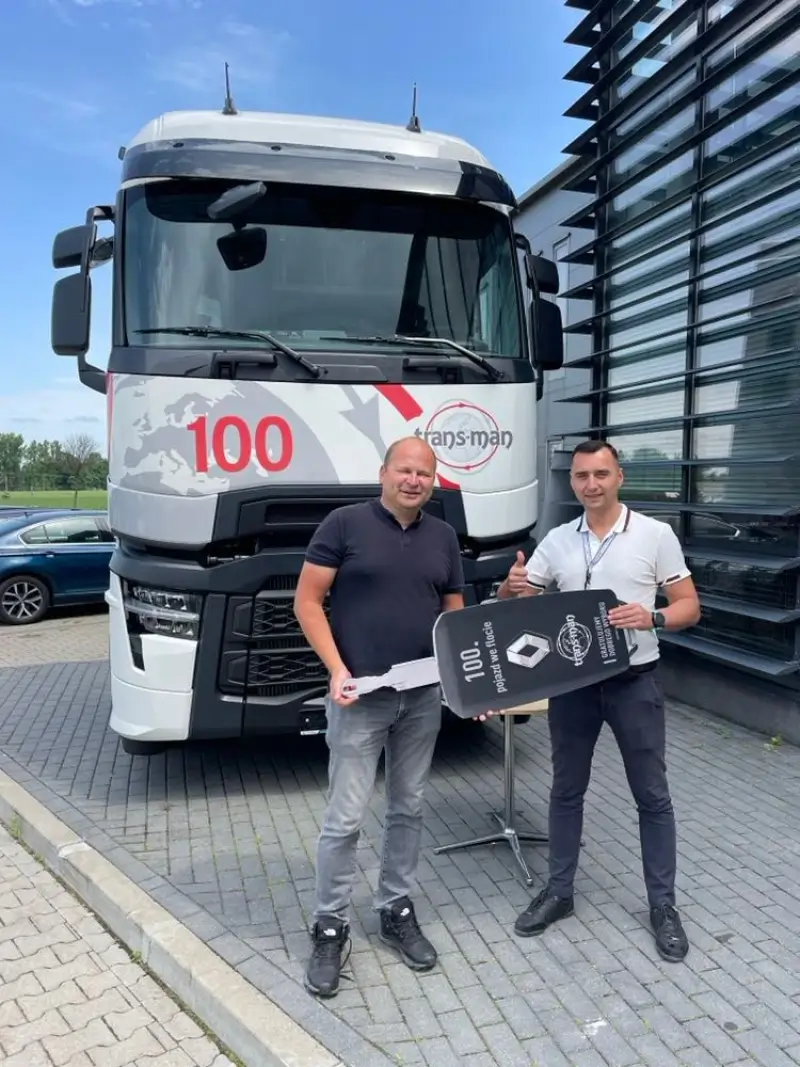 Wydanie SETNEGO pojazdu Renault Trucks dla firmy TRANS-MAN - zdjęcie wręczenia kluczyka