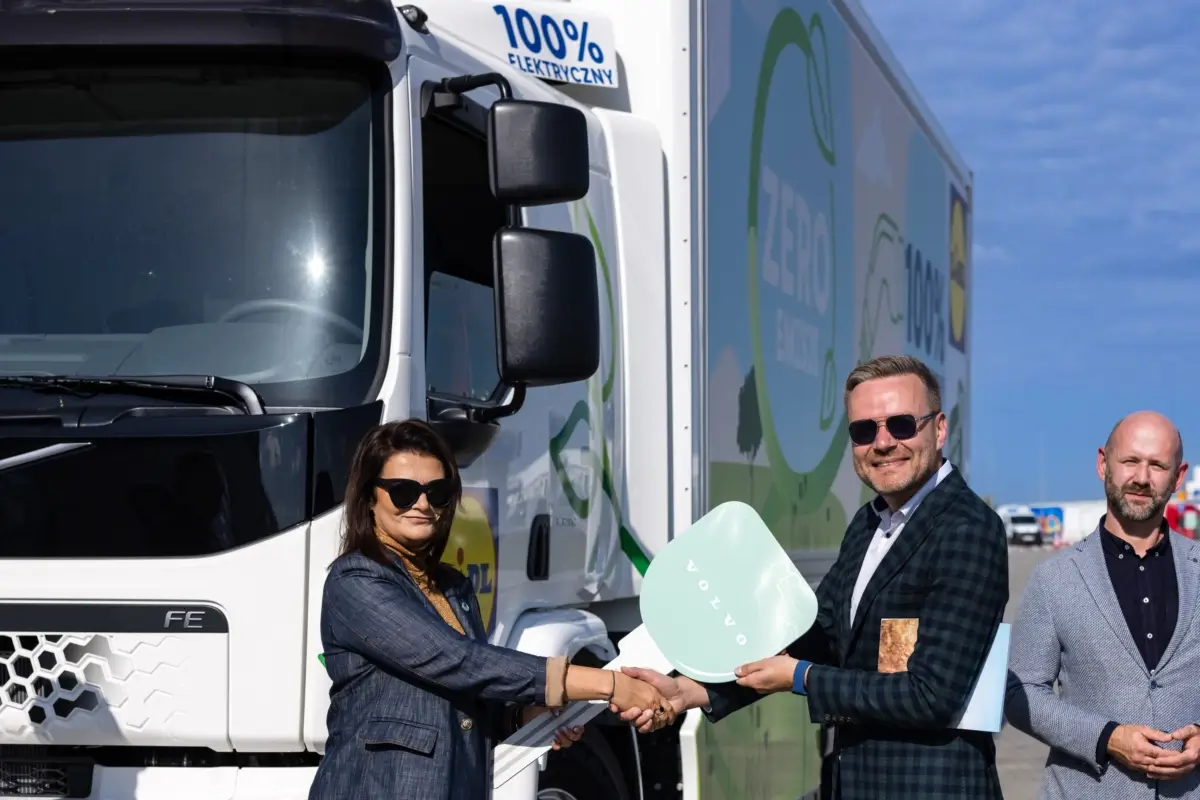 Kierowca przy elektrycznej ciężarówce Volvo FM Electric Lidl