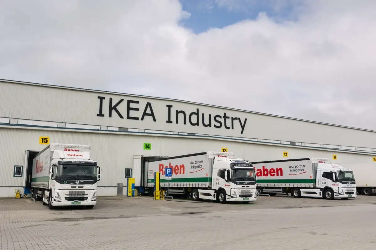 Elektryczny ciągnik Volvo FM przy fabryce IKEA