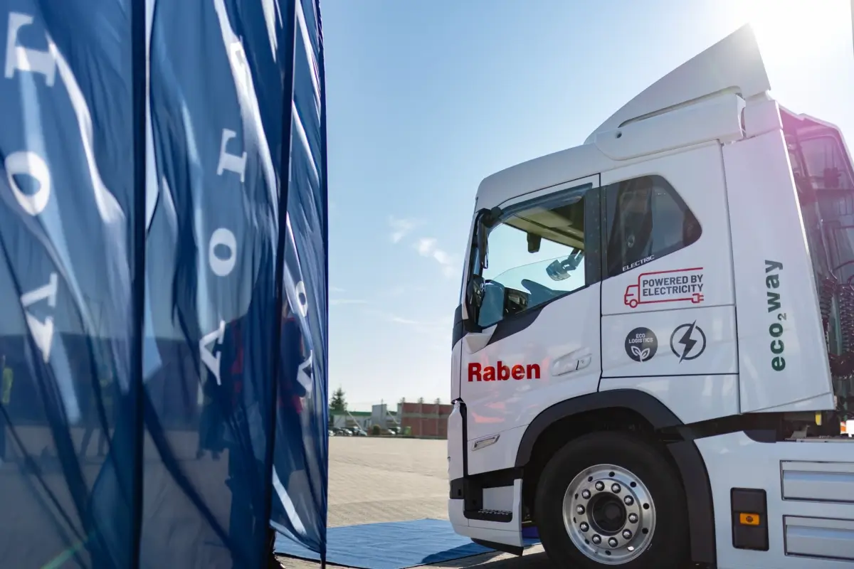 Ciągnik elektryczny Volvo przy fabryce