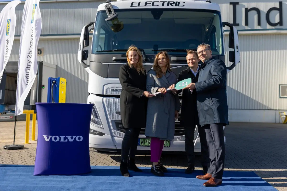 Kierowca przy elektrycznym ciągniku Volvo FM