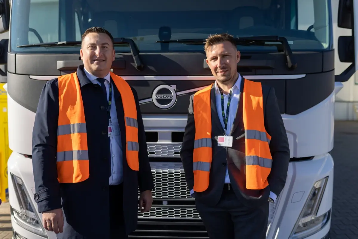 Elektryczny ciągnik Volvo FM Electric przy fabryce IKEA