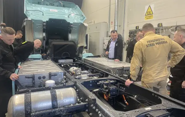 Volvo Trucks szkoliło strażaków PSP z budowy elektrycznych pojazdów ciężarowych