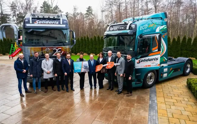 Solidaris odbiera pierwsze elektryczne ciągniki siodłowe Volvo FM
