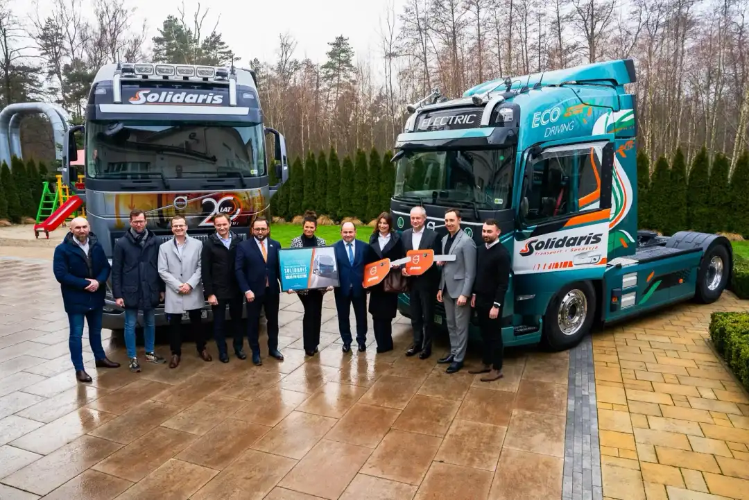 Solidaris odbiera pierwsze elektryczne ciągniki siodłowe Volvo FM