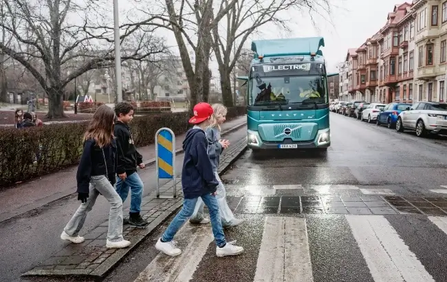 Volvo Trucks wprowadza Safety Zones – automatyczne ograniczenie prędkości w wyznaczonych strefach