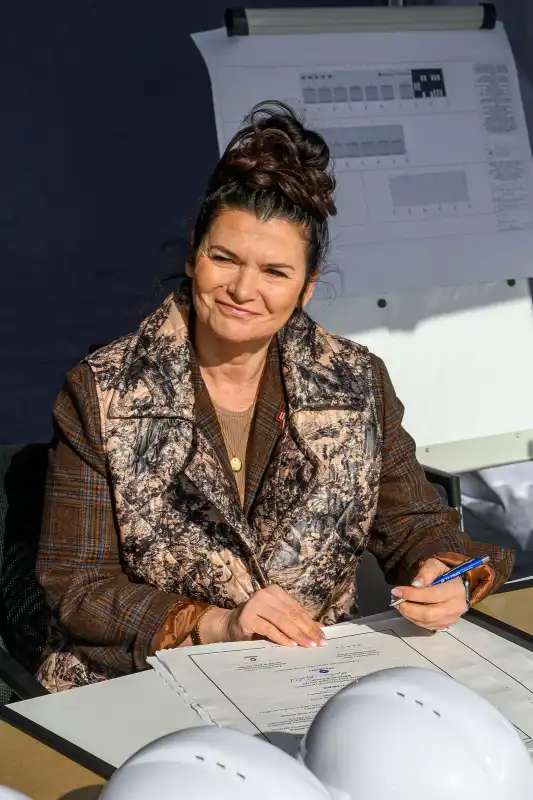 Goście uroczystości wmurowania kamienia węgielnego TT-Truck