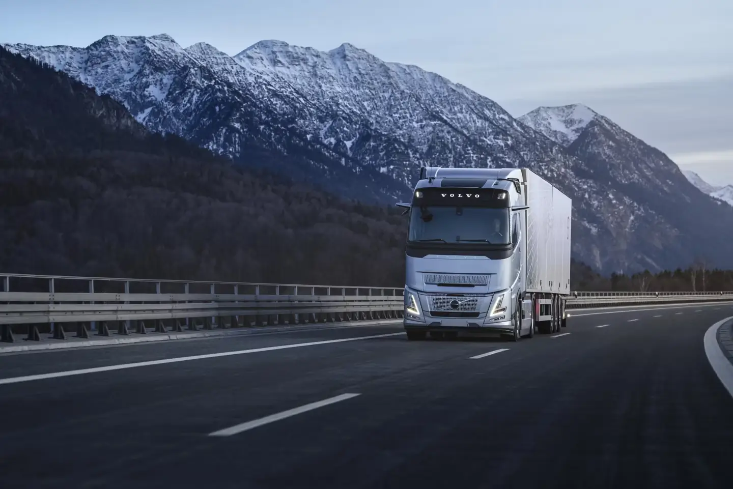 ciężarówka Volvo Trucks na trasie
