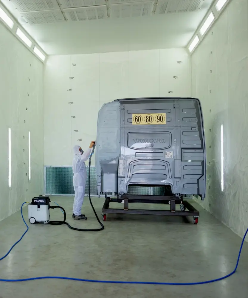 Lakiernik przy pracy