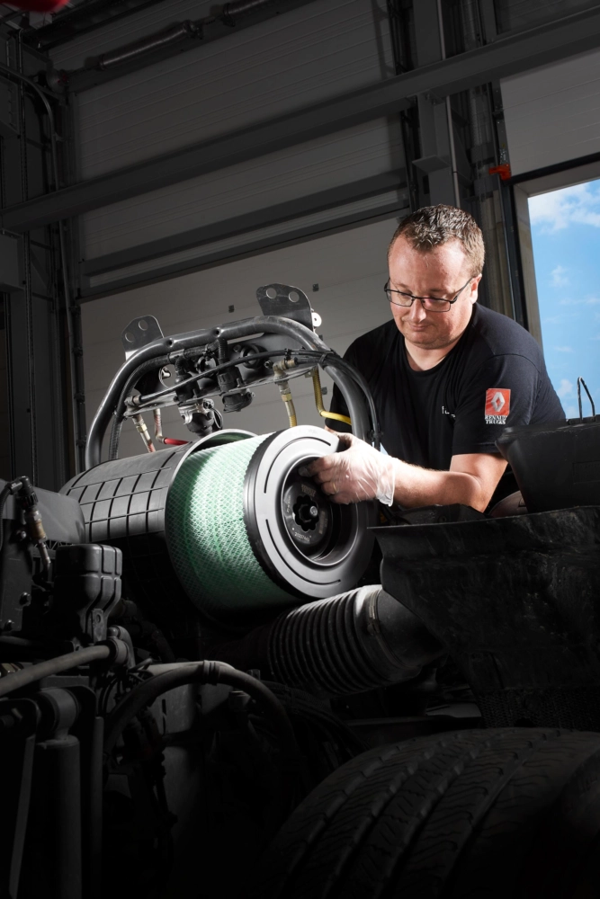 Pracownik serwisu Renault Trucks - wymiana filtra powietrza