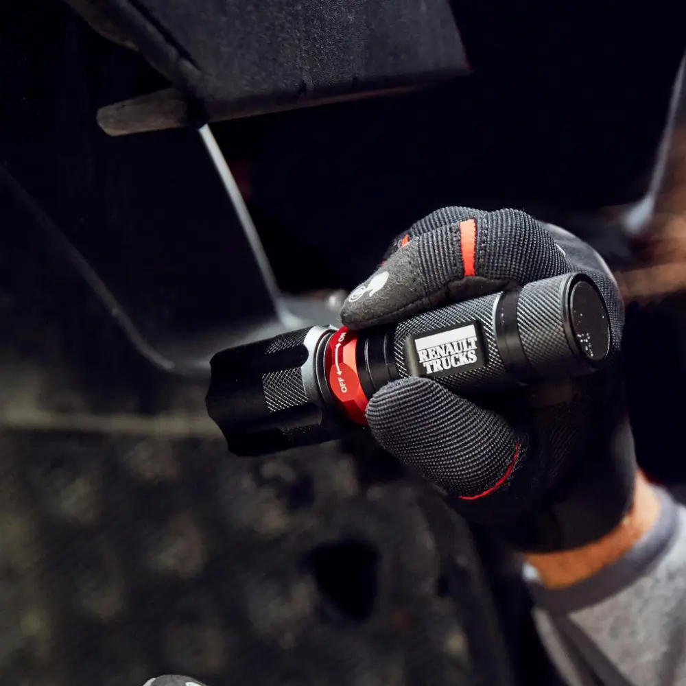 latarka oraz rękawiczka z logiem Renault Trucks