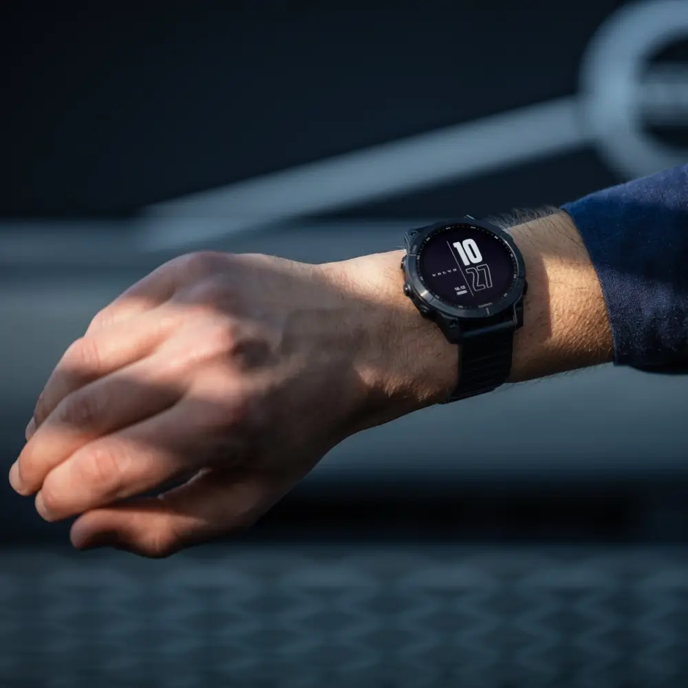 ręka z smartwatchem Volvo Trucks