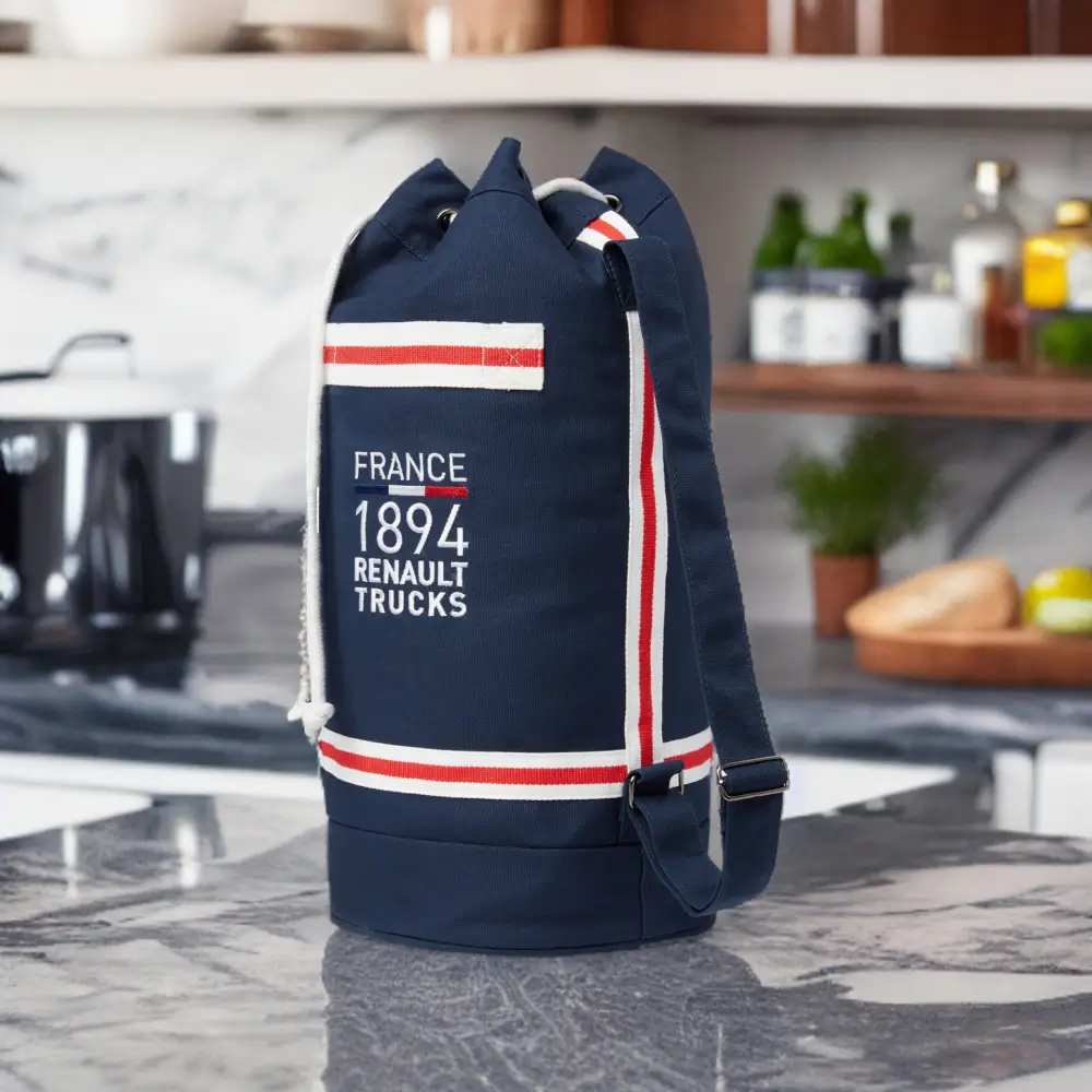 Worek marynarski z logiem Renault Trucks w stylu vintage. Stoi na kamiennym blacie