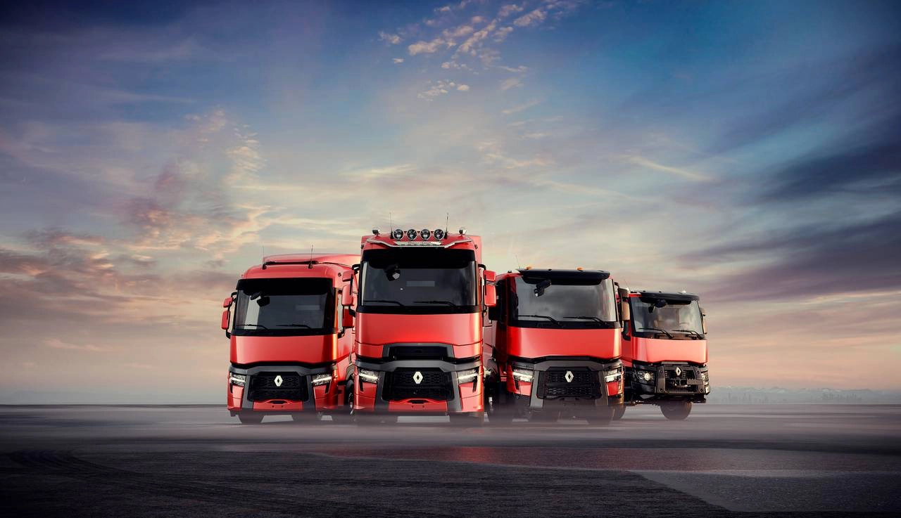Samochody ciężarowe Renault Trucks gama T. 4 modele stoją razem na tle wieczornego nieba