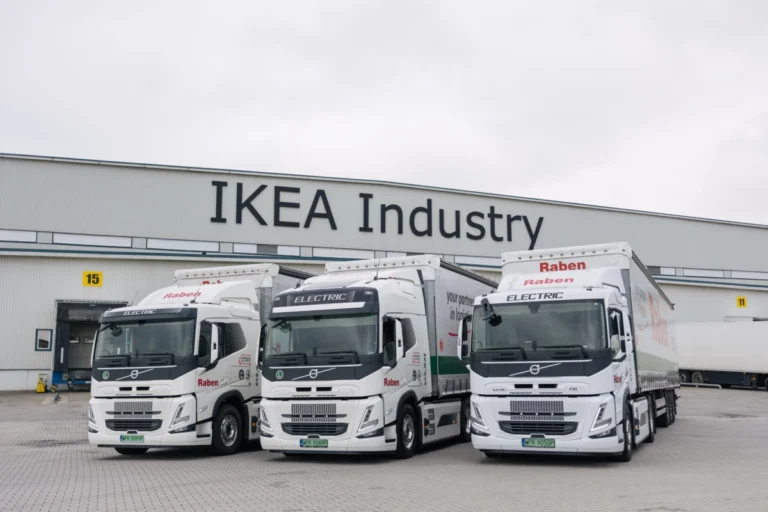 Volvo Ikea Industry, trzy pojazdy ciężarowe pod halą Ikea Industry