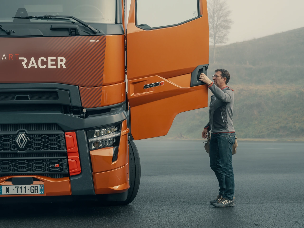 Samochody ciężarowe Renault Trucks gama T. 4 modele stoją razem na tle wieczornego nieba